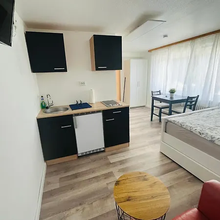 Ein Zimmer Mit Offener Kueche Und Eigenen Bad Wlan Waschmaschine Apartman *